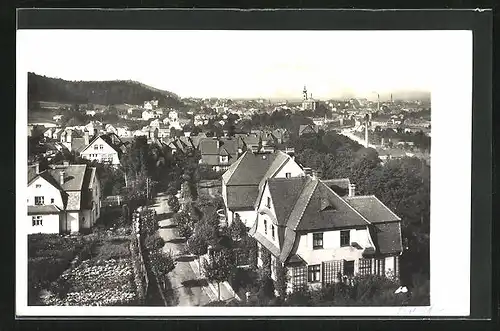 AK Trautenau / Trutnov, Strassenpartie am Stadtrand, Blick zum Zentrum