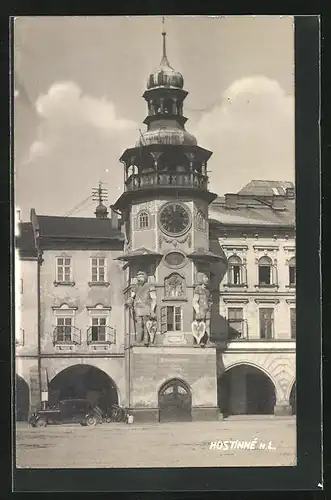 AK Arnau / Hostinne, Auto und Motorrad vorm Rathaus