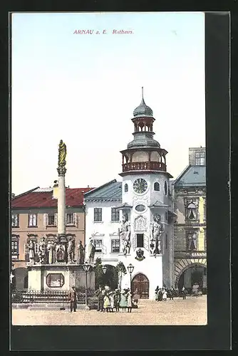 AK Arnau / Hostinne, Menschengruppe vorm Rathaus