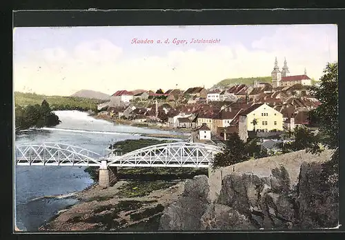 AK Kaaden / Kadan, Flusspartie mit Brücke in die Stadt