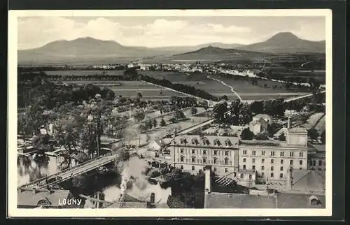 AK Laun / Louny, Flusspartie mit Brücke und Wohnhäusern