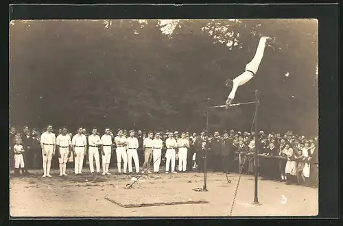 Foto-AK Eger, Gau-Turnfest 1932, Turner am Reck