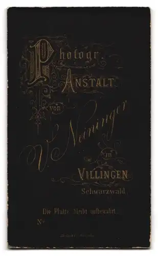 Fotografie V. Neininger, Villingen, Drolliger Knirps mit grosser Wollmütze