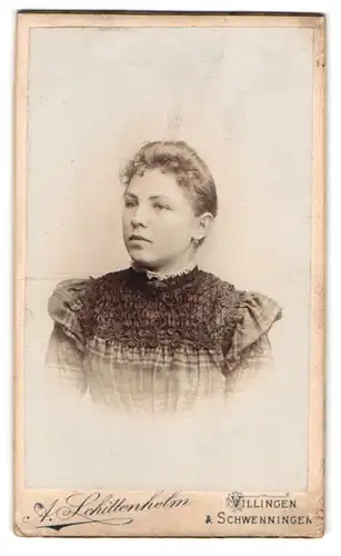 Fotografie A. Schittenhelm, Villingen, Fräulein in kariertem Kleid mit Ohrringen