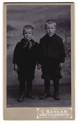 Fotografie C. Bender, Diez a. D., Bahnhofstrasse, Kleine Brüder halten Händchen