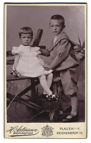 Fotografie H. Axtmann, Plauen i. V., Bahnhofstrasse 27, Bruder im Matrosendress mit Schwester im Rüschenkleid