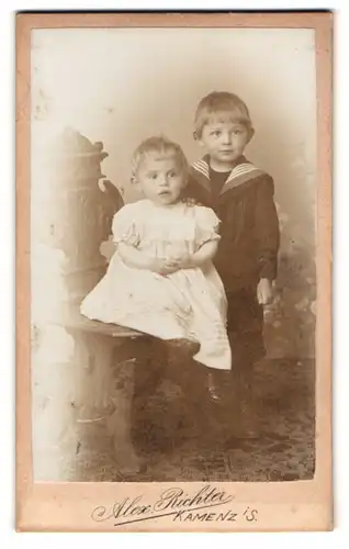 Fotografie Alex Richter, Kamenz i. S., Bruder im Matrosendress mit seiner Schwester im Rüschenkleid