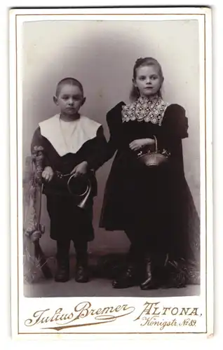 Fotografie Julius Bremer, Altona, Königstrasse 89, Trauriger Bub mit Segelohren, Schwester in Kleid mit Puffärmeln