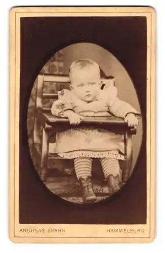 Fotografie Andreas Spahn, Hammelburg, Süsser Fratz mit Ringelsocken im Hochstuhl