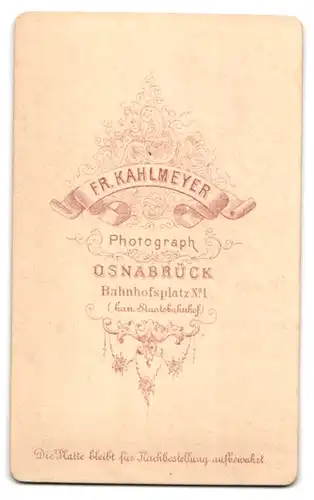 Fotografie Fr. Kahlmeyer, Osnabrück, Bahnhofsplatz 1, Bursche in Samtanzug und Ringelsöckchen