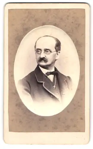 Fotografie Max Patzig, Freiberg, Ritterstrasse 522, Geschäftsmann mit grosser Nase und Halbglatze