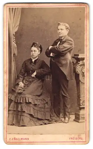Fotografie C. Engelmann, Freiberg, Fischerstrasse 48, Ehepaar, bildschöne Frau in schwarzem Rüschenkleid