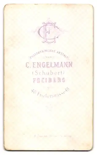 Fotografie C. Engelmann, Freiberg, Fischerstrasse 48, Ehepaar, bildschöne Frau in schwarzem Rüschenkleid