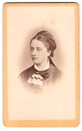 Fotografie W. Karrass, Bremen, Hutfilterstrasse 38, Bürgerliches Fräulein mit geflochtenen Haaren