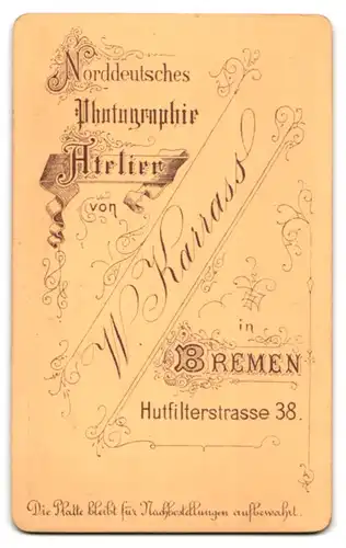 Fotografie W. Karrass, Bremen, Hutfilterstrasse 38, Bürgerliches Fräulein mit geflochtenen Haaren