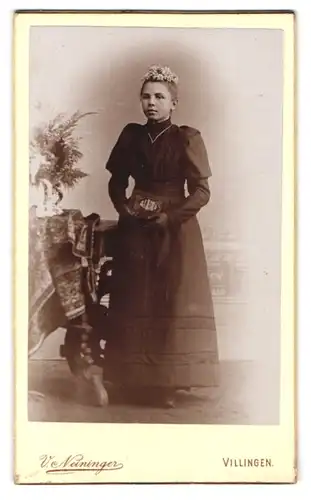 Fotografie V. Neininger, Villingen, Schönes Mädchen in schwarzem Kleid mit Blumenkranz