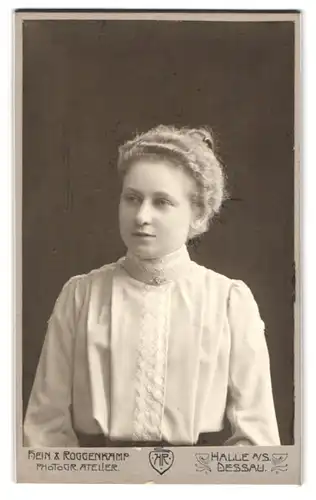 Fotografie Hein & Roggenkamp, Halle a. /S., Gr. Ulrichstrasse 36, Portrait junge Dame in hübscher Bluse