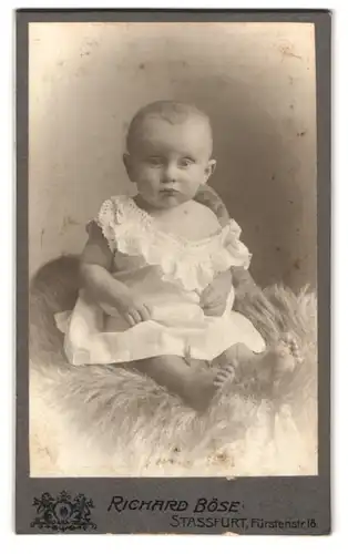 Fotografie Richard Böse, Stassfurt, Fürstenstrasse 18, Portrait süsses Kleinkind im weissen Kleid