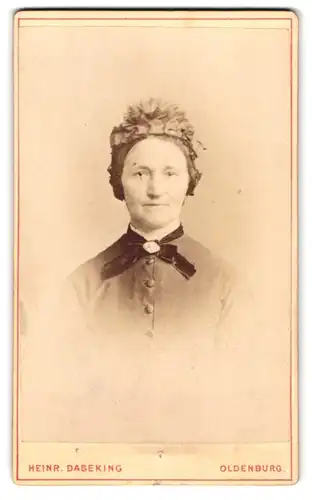 Fotografie Heinr. Daseking, Oldenburg, Langenstrasse 15, Portrait ältere Dame mit Haube