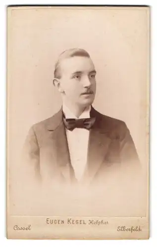 Fotografie Eugen Kegel, Kassel, Gr. Rosenstrasse 5, Portrait junger Herr im Anzug mit Fliege