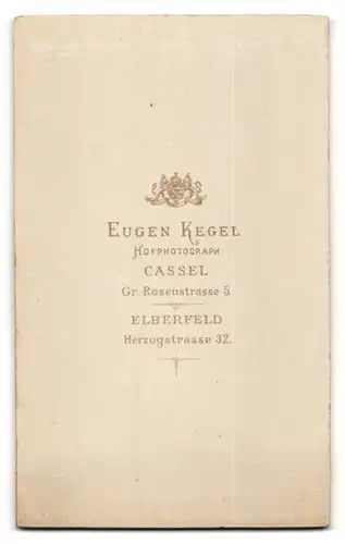 Fotografie Eugen Kegel, Kassel, Gr. Rosenstrasse 5, Portrait junger Herr im Anzug mit Fliege