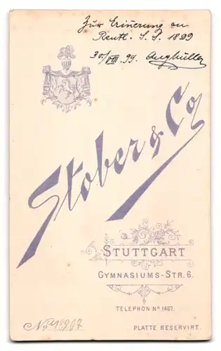 Fotografie Stober & Co., Stuttgart, Gymnasiumstrasse 6, Portrait junger Herr im Anzug mit Zwicker