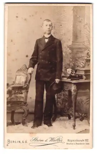 Fotografie Strom & Walter, Berlin-SO, Köpenicker-Str. 102, Portrait junger Herr im Anzug mit Fliege