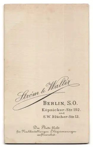 Fotografie Strom & Walter, Berlin-SO, Köpenicker-Str. 102, Portrait junger Herr im Anzug mit Fliege