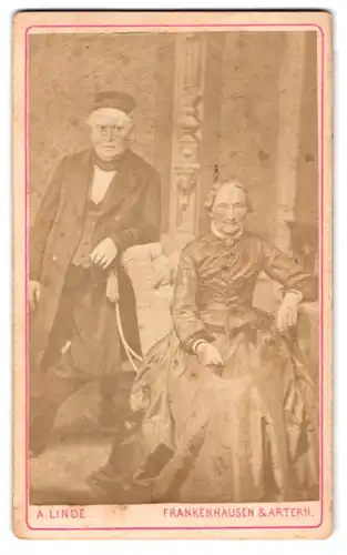 Fotografie A. Linde, Frankenhausen, Portrait älteres Paar in zeitgenössischer Kleidung