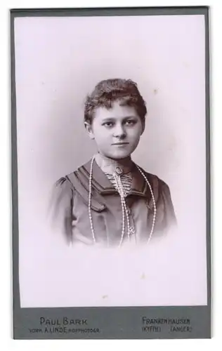 Fotografie Paul Bark, Frankenhausen /Kyffh., Portrait junge Dame mit zurückgebundenem Haar