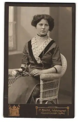 Fotografie P. Bark, Frankenhausen /Kyffh., Portrait junge Dame in hübscher Kleidung