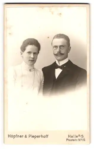 Fotografie Höpfner & Pieperhoff, Halle a /S., Poststrasse 19, Portrait junges Paar in eleganter Kleidung