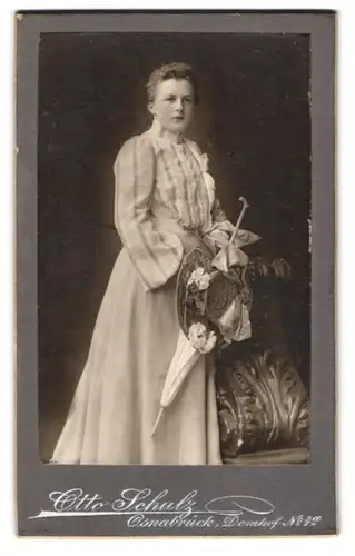 Fotografie Otto Schulz, Osnabrück, Domhof 4 a, Portrait bürgerliche Dame mit Schirm