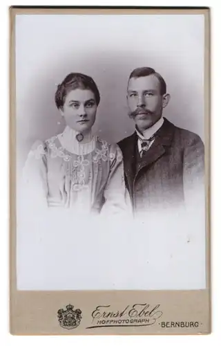 Fotografie Ernst Ebel, Bernburg, Wilhelmstrasse 27, Portrait junges Paar in hübscher Kleidung