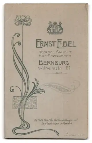 Fotografie Ernst Ebel, Bernburg, Wilhelmstrasse 27, Portrait junges Paar in hübscher Kleidung