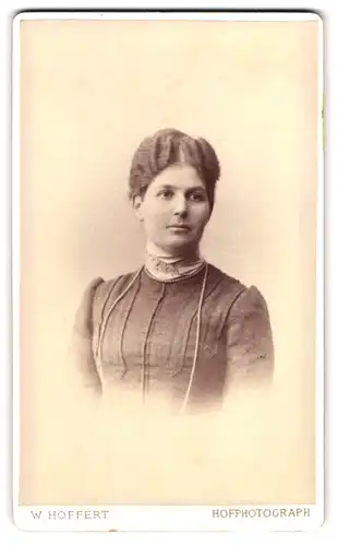 Fotografie W. Höffert, Hamburg, Esplanade 47, Portrait junge Dame mit zeitgenössischer Frisur