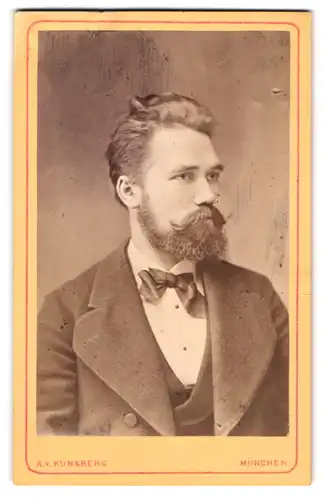 Fotografie A. v. Künsberg, München, Blumenstrasse 13, Portrait charmanter Herr mit Backenbart