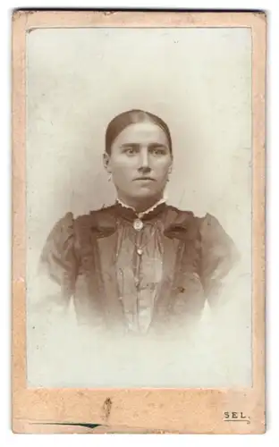 Fotografie Jakob Fritz, Kusel /Pfalz, Bahnhofstrasse, Portrait junge Dame im Kleid mit Herzkette