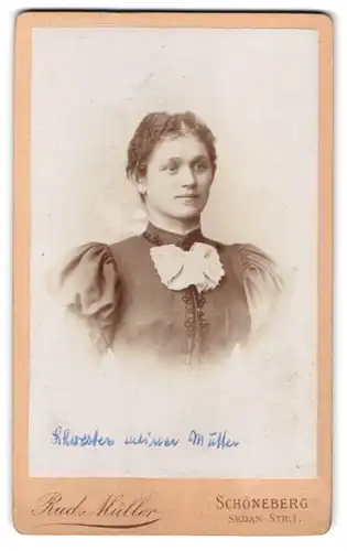 Fotografie Rud. Müller, Berlin-Schöneberg, Sedan-Strasse 1, Portrait junge Dame mit zurückgebundenem Haar