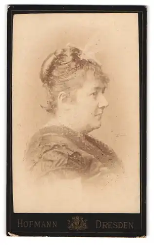 Fotografie Th. Hofmann, Dresden, Prager Strasse 25, Portrait beleibte Dame mit Hochsteckfrisur