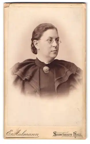 Fotografie E. Aulmann, Schwäbisch Hall, Portrait bürgerliche Dame mit Brille und Kragenbrosche