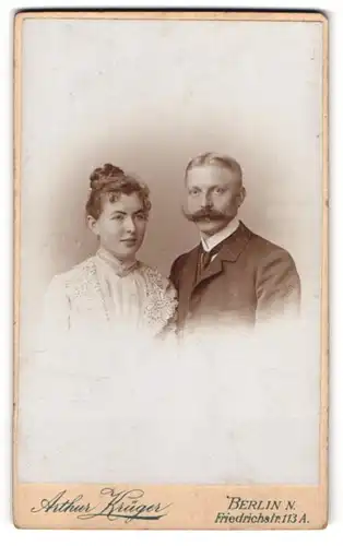 Fotografie Arthur Krüger, Berlin-N, Friedrichstrasse 113 A, Portrait junges Paar in hübscher Kleidung