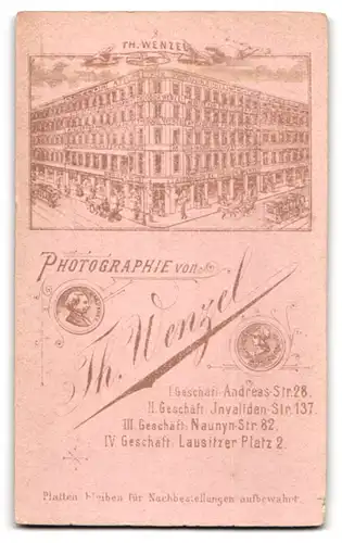 Fotografie Th. Wenzel, Berlin, Andreasstrasse 28, Portrait junger Mann im Anzug mit Fliege