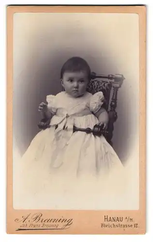 Fotografie A. Breuning, Hanau a /M., Bleichstrasse 12, Portrait süsses Kleinkind im weissen Kleid