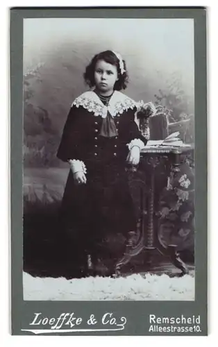 Fotografie Loeffke & Co., Remscheid, Alleestrasse 10, Portrait kleines Mädchen in hübscher Kleidung