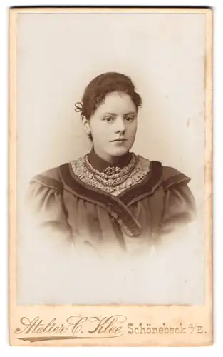 Fotografie C. Klee, Schönebeck a /Elbe, Breiteweg 71, Portrait junge Dame im Kleid mit Halskette