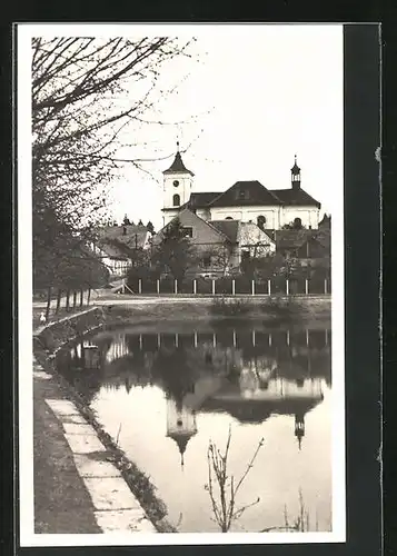 AK Vysoké Veseli, Uferpartie mit Kirche