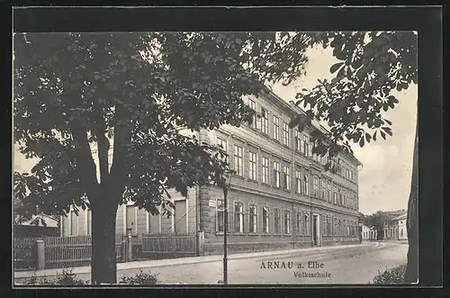 AK Arnau / Hostinne, Volksschule