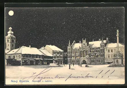 Mondschein-AK Novy Bydzov, Namesti s radnice, Verschneiter Marktplatz bei Nacht