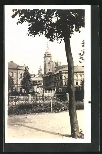 AK Königgrätz / Hradec Kralove, Partie im Park mit Blick auf Rathausturm